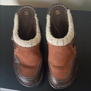White Mountain Suede Clogs Size 7